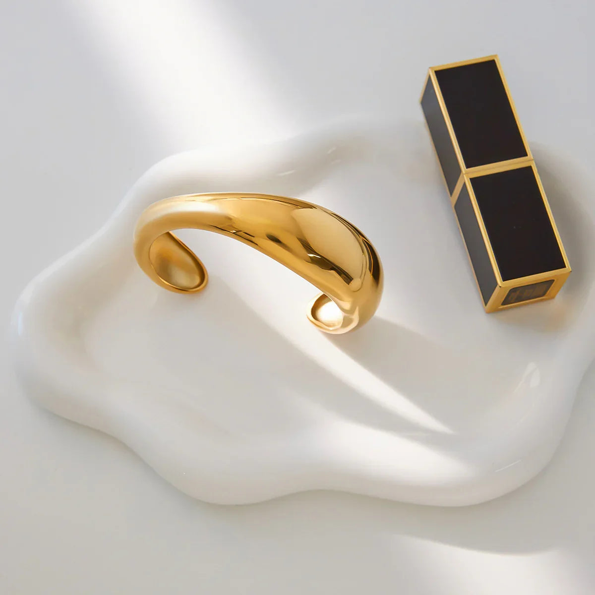 Nora Sculpted Gold Bangle