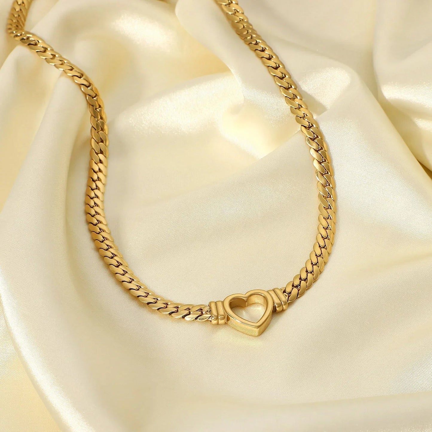 Ari Heart Choker